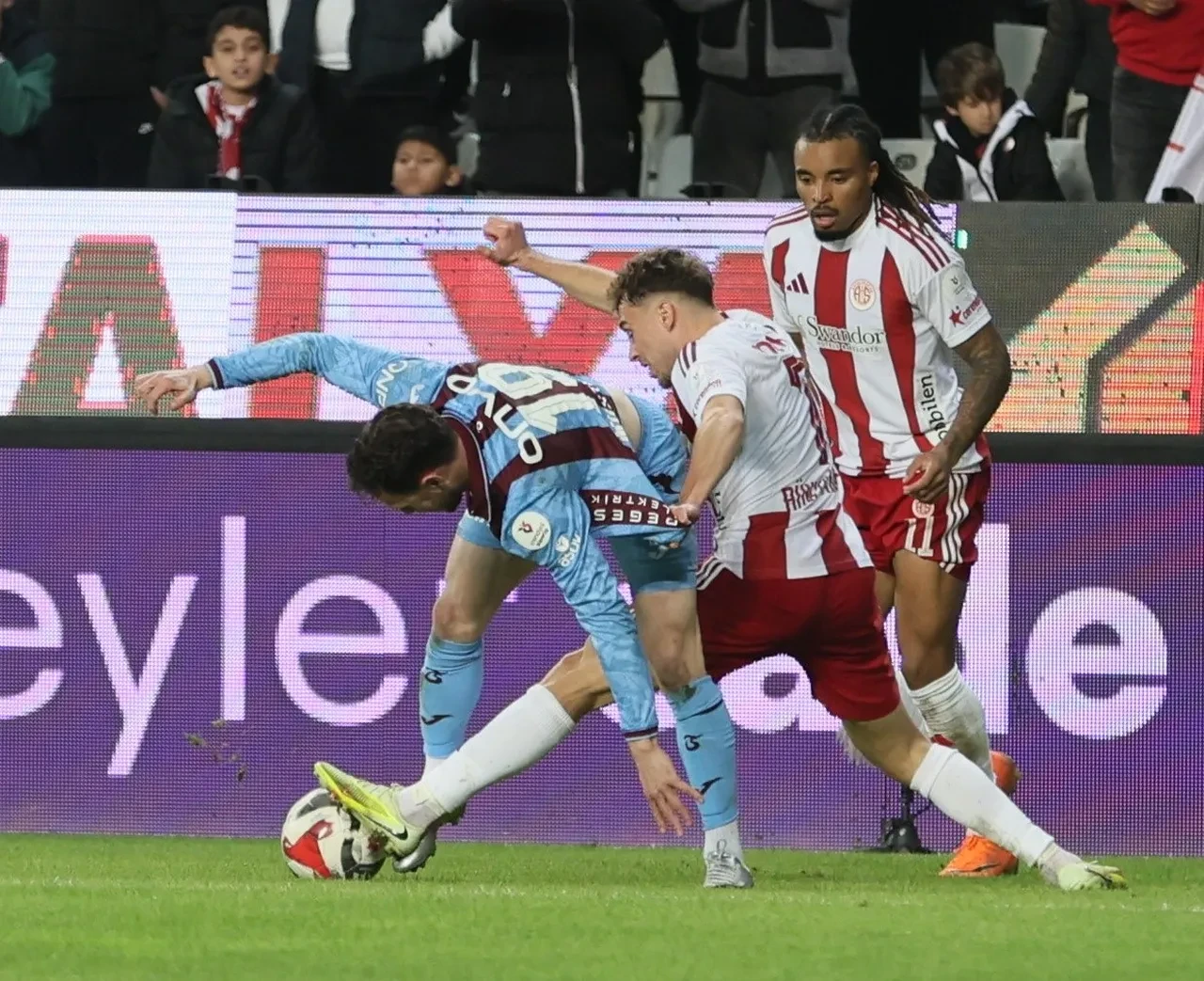 Antalyaspor Trabzonspor maç skoru kaç kaç? Olaylı başlayan maçtan galip çıkmadı