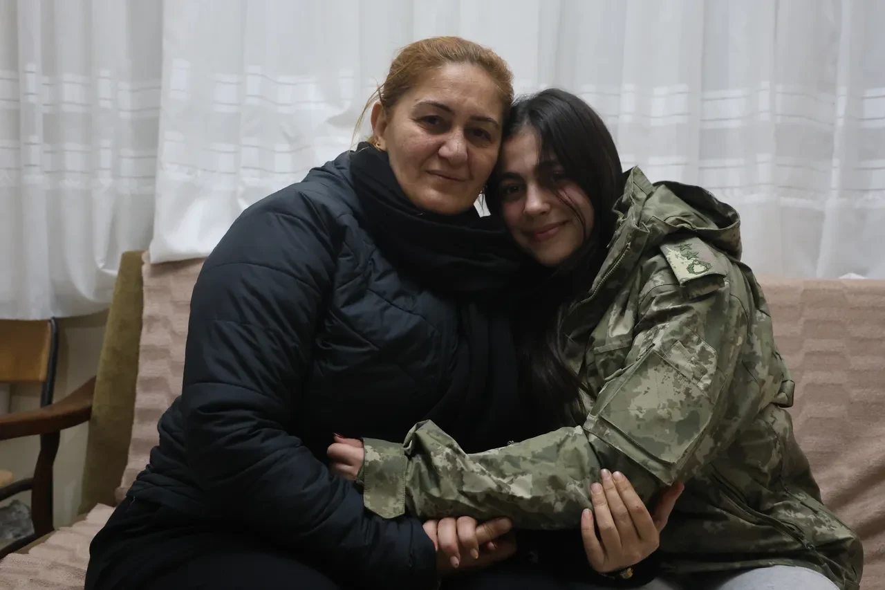 'Asrın Felaketinde' saklanan emanet: 'Üşümesin' diye montunu veren Albay ile Beliz’in duygusal görüşmesi!