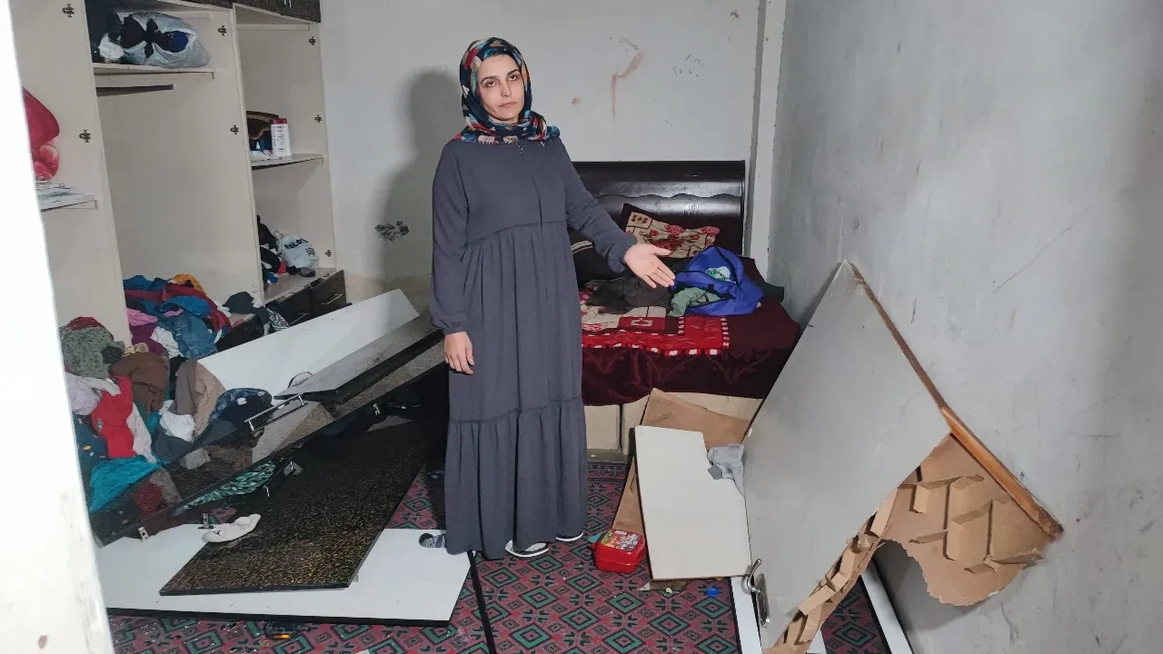 Boşanmak istedi, hayatı kabusu döndü! Evini basıp tüm eşyaları parçaladı: 'Beni hortumla, sopayla, tencere ile dövüyordu'