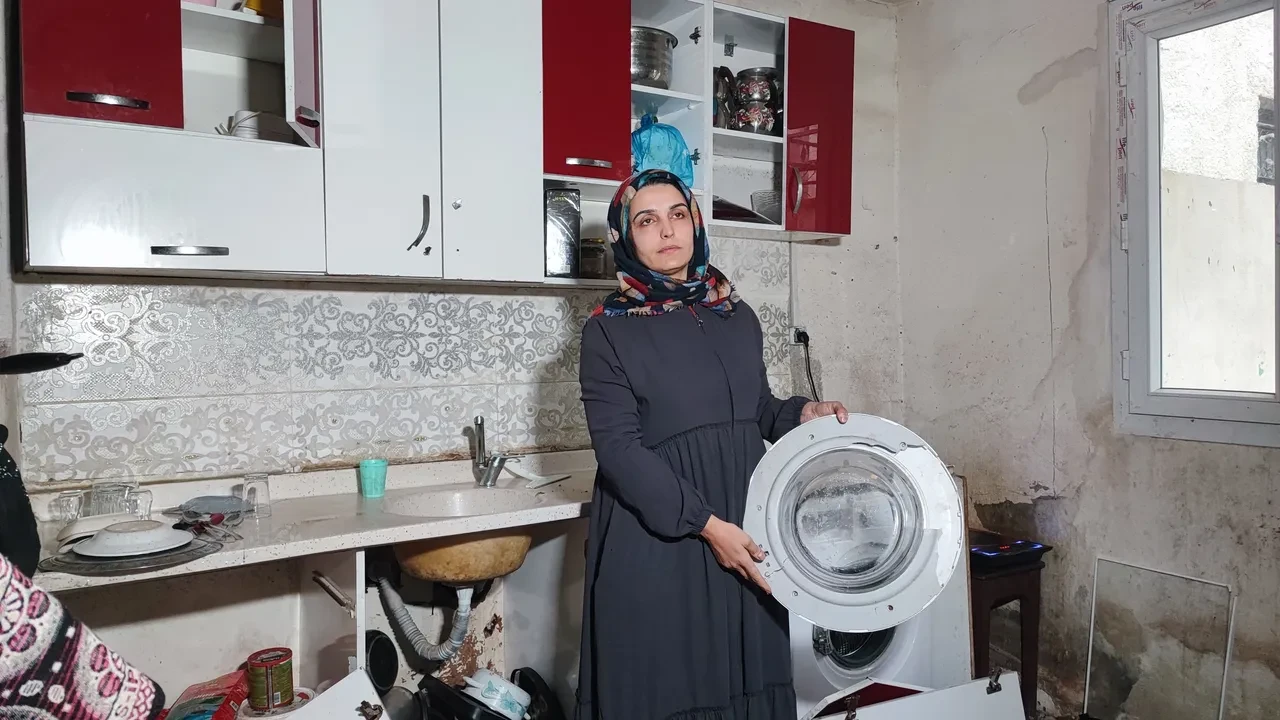 Boşanmak istedi, hayatı kabusu döndü! Evini basıp tüm eşyaları parçaladı: 'Beni hortumla, sopayla, tencere ile dövüyordu'