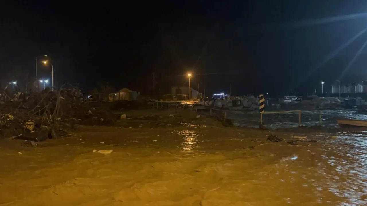 Çanakkale'de sağanak yağış Kepez Çayı'nı taşırdı! Sahil yolu trafiğe kapatıldı