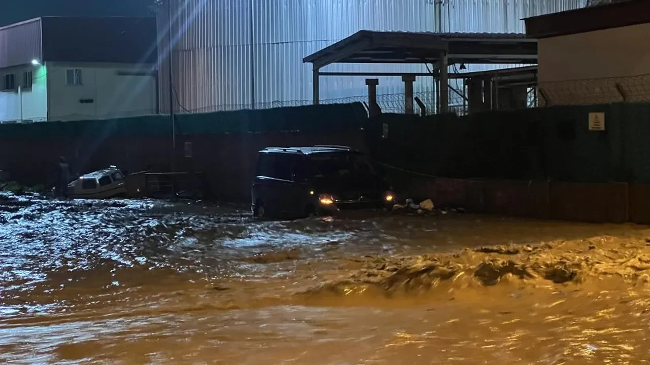 Çanakkale'de sağanak yağış Kepez Çayı'nı taşırdı! Sahil yolu trafiğe kapatıldı