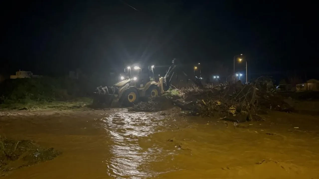 Çanakkale'de sağanak yağış Kepez Çayı'nı taşırdı! Sahil yolu trafiğe kapatıldı