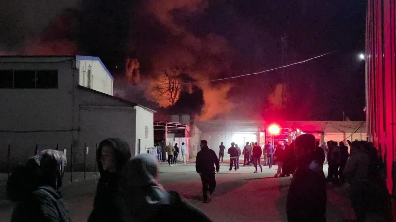 Düzce'de alevler fabrikayı küle çevirdi