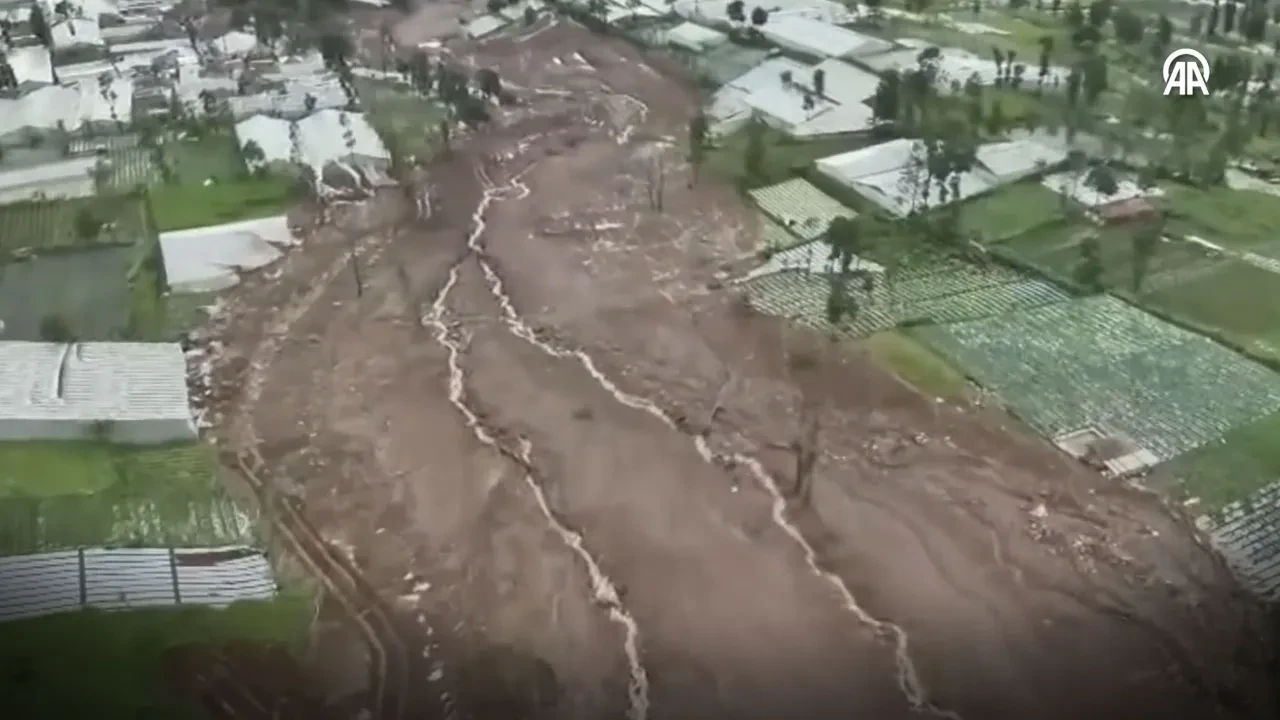 Endonezya'daki toprak kayması havadan görüntülendi! Bilanço ağırlaşıyor