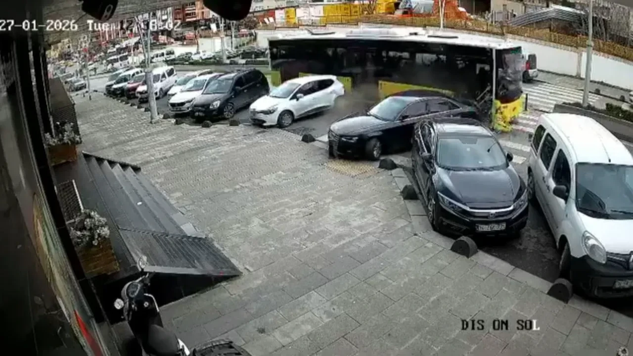 İETT otobüsü park halindeki araçlara çarptı! O anlar kamerada 