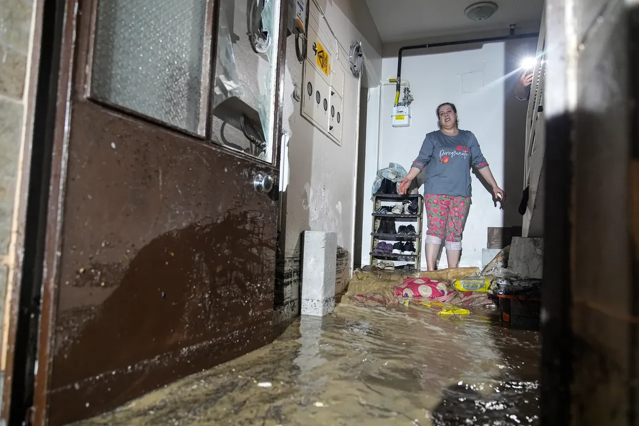 İzmir göle döndü! Sel suları araçları yuttu, 3 ilçede sular kesildi!