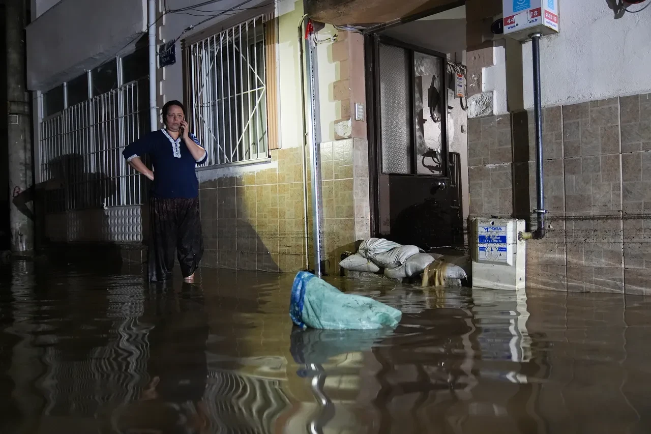 İzmir göle döndü! Sel suları araçları yuttu, 3 ilçede sular kesildi!