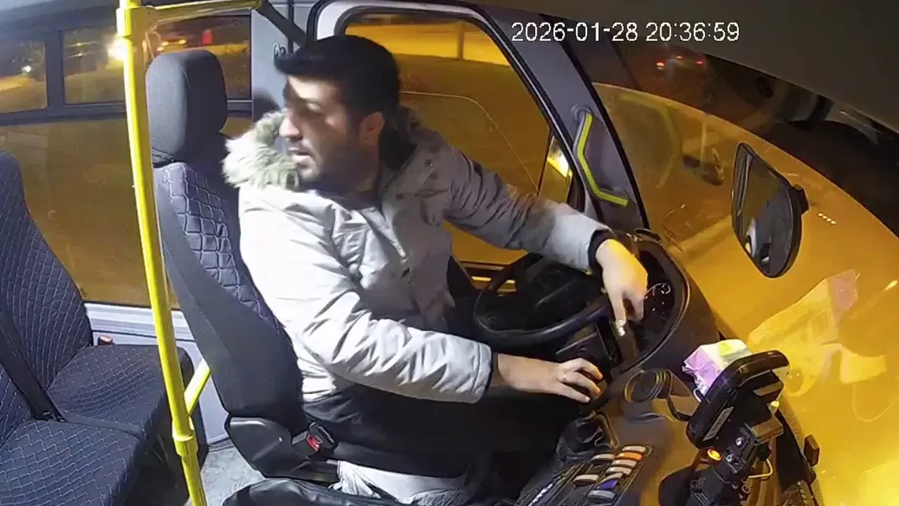 Kalp krizi geçiren yolcuyu hastaneye yetiştirdi! Otobüs şoförünün zamanla yarışı kameralarda