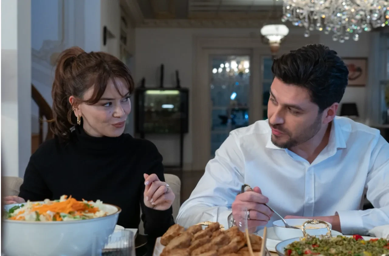 Kızılcık Şerbeti'nde yeni Fatih'i görüldü! Emre Dinler ve Seray Kaya'dan ilk kare geldi 