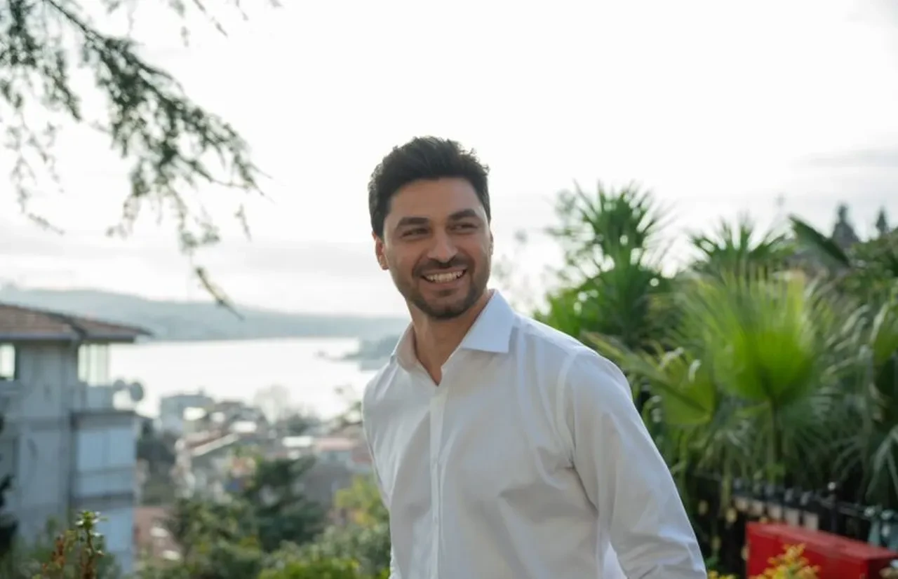 Kızılcık Şerbeti'nde yeni Fatih'i görüldü! Emre Dinler ve Seray Kaya'dan ilk kare geldi 