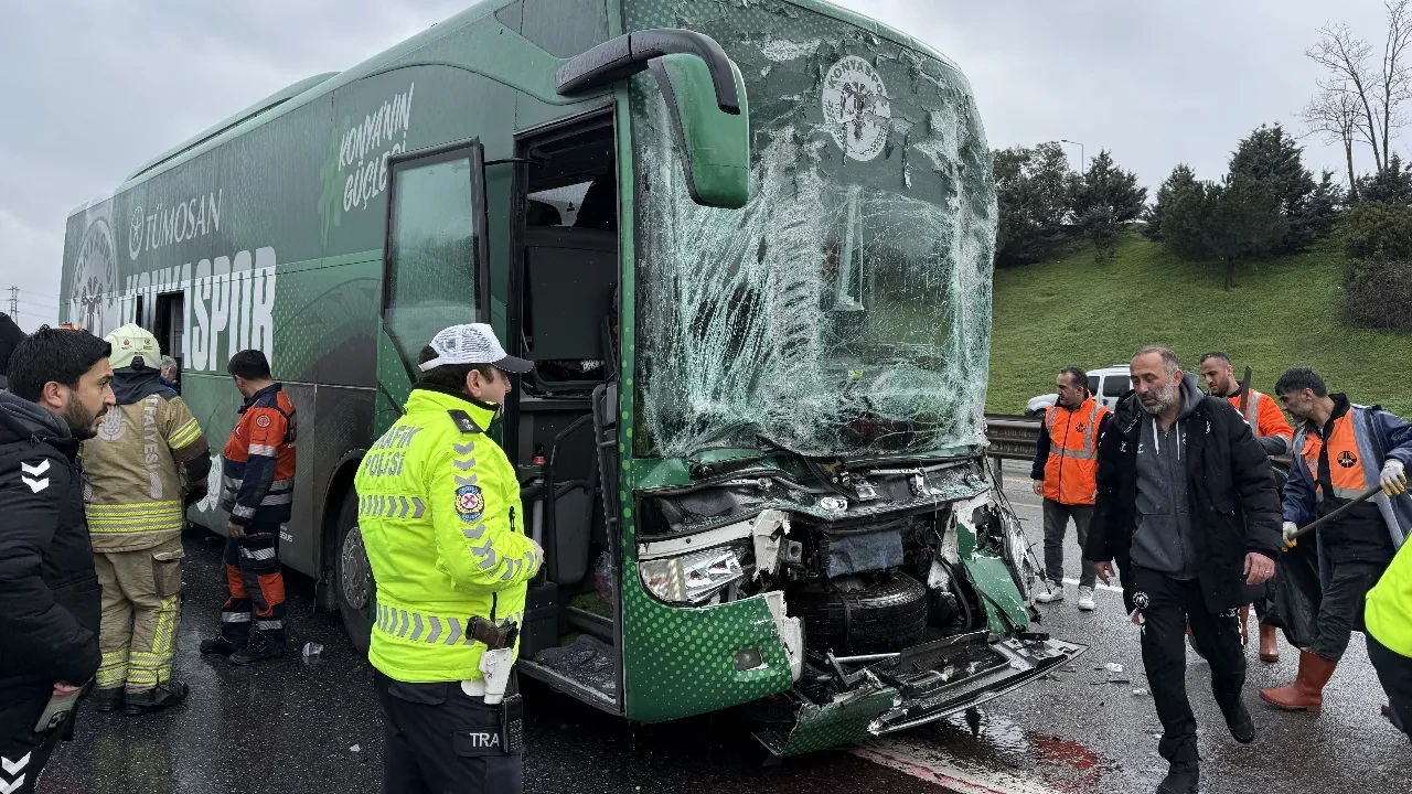 Konyaspor takım otobüsü İstanbul’da kaza yaptı
