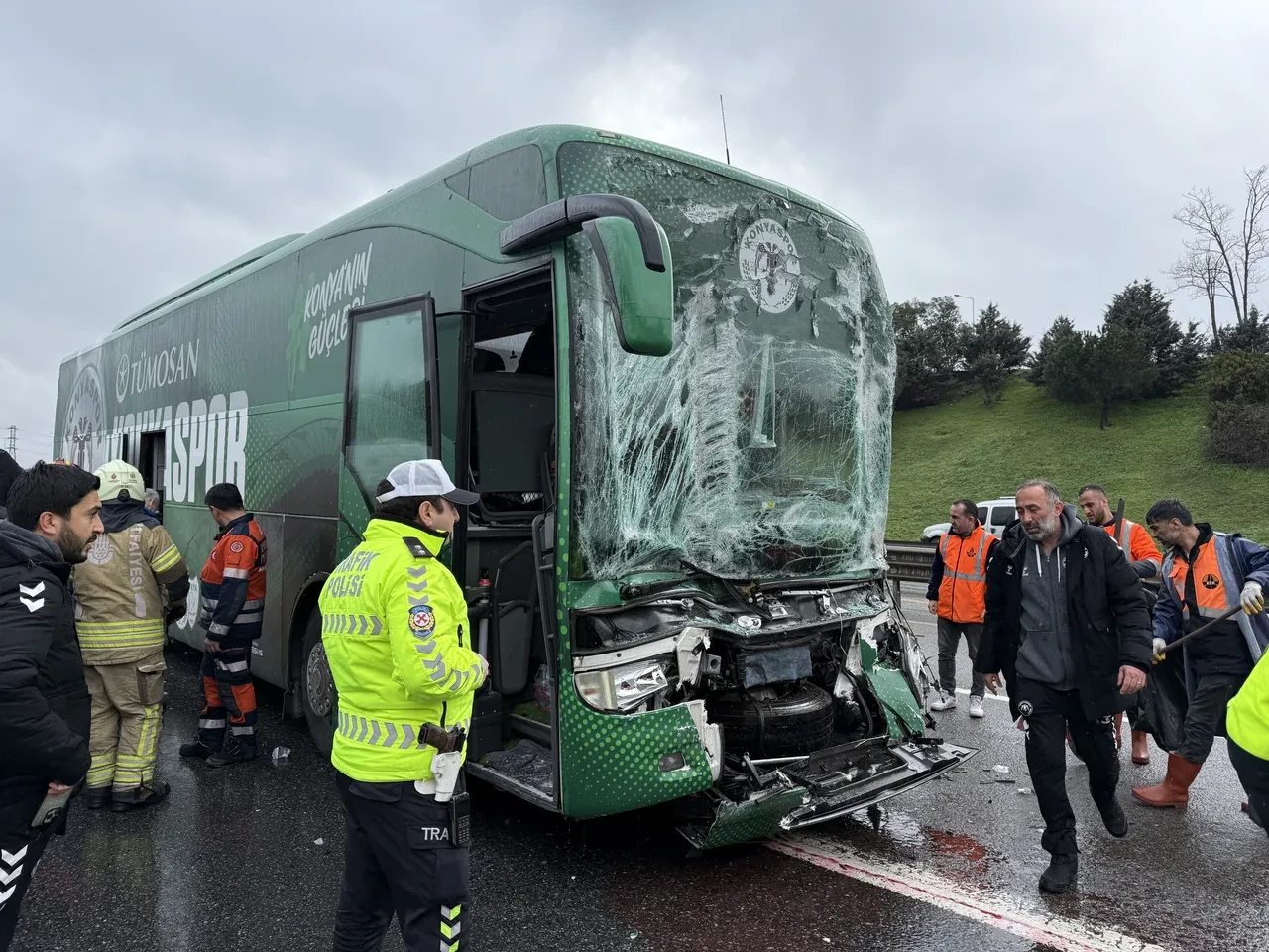 Konyaspor takım otobüsü İstanbul’da kaza yaptı