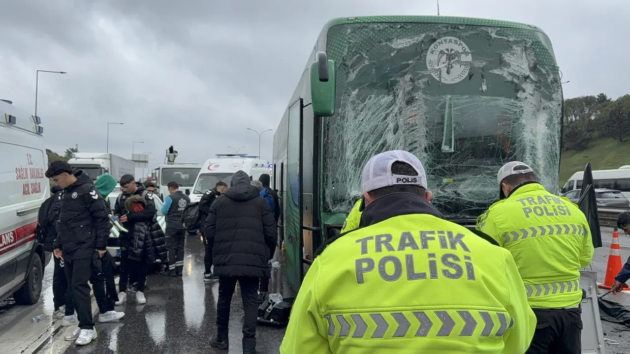 Konyaspor takım otobüsü İstanbul’da kaza yaptı