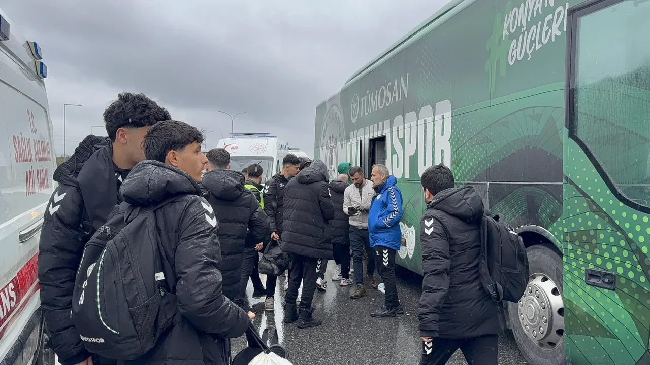 Konyaspor takım otobüsü İstanbul’da kaza yaptı