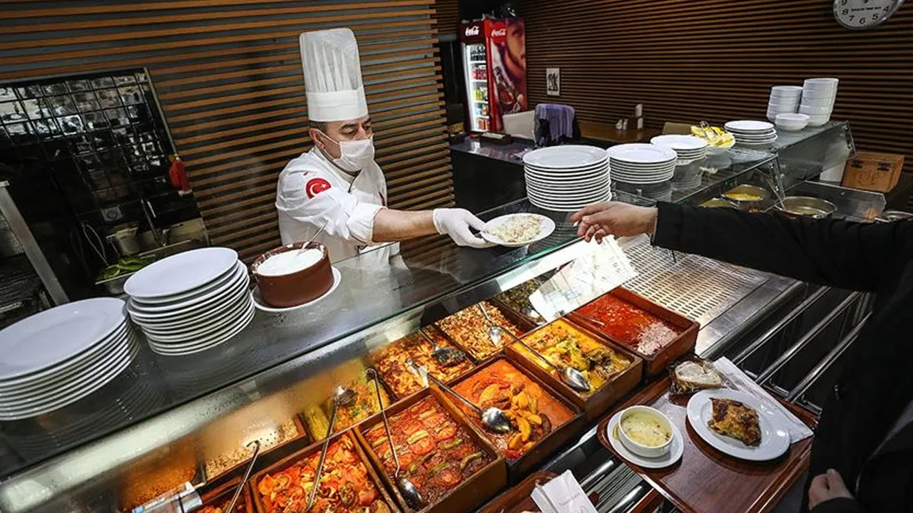 Restoran ve kafelerde yeni dönem! Servis, masa ve kuver ücreti resmen yasaklandı