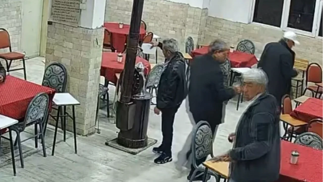 Sobaya dökülen kolonya ortalığı birbirine kattı! Kahvehanedekiler istifini bile bozmadı: O anlar kamerada 