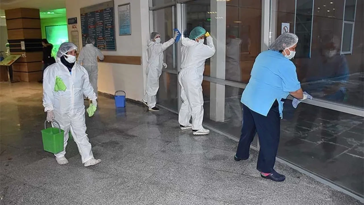 Temizlik yaparken ciğerlerinizi yakmayın! Çamaşır suyu ile o temizlik maddesini karıştıranlar evde farkında olmadan 'kimyasal silah' üretiyor...