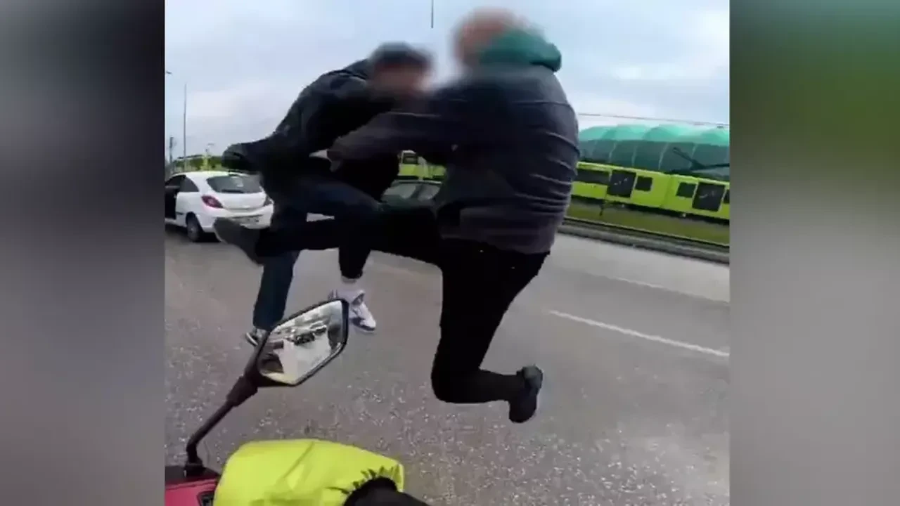 Trafikte kung fu filmlerini aratmayan kavga! Uçan tekmeyle saldırdılar 