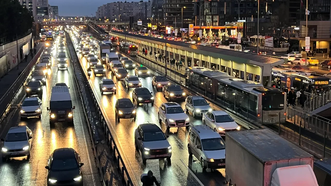 Yağmurla birlikte İstanbul durdu: Haftanın son günü trafik kilit