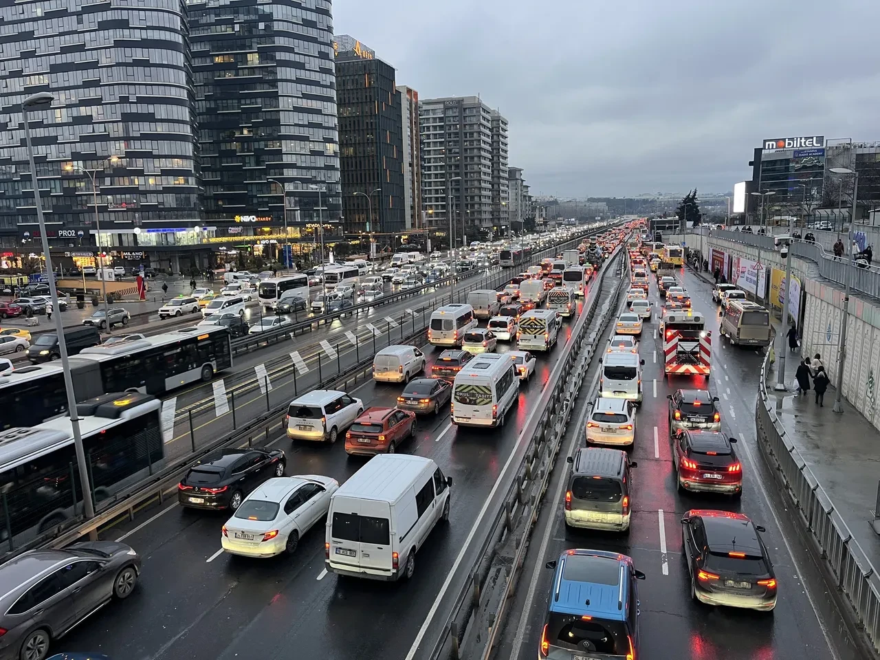 Yağmurla birlikte İstanbul durdu: Haftanın son günü trafik kilit