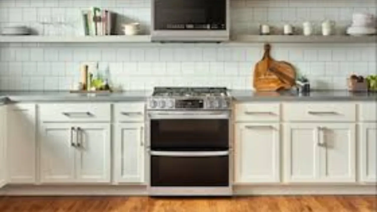 Yemeği mikrodalgada ısıtanlar dikkat! O plastik kaplar aslında yemeğinize sinsi bir 'hormon bozucuyu' enjekte ediyor