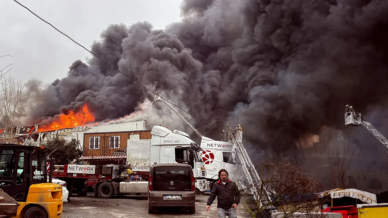 Ataşehir'de büyük yangın! Alevler tüm binayı sardı: Bir otel tahliye edildi