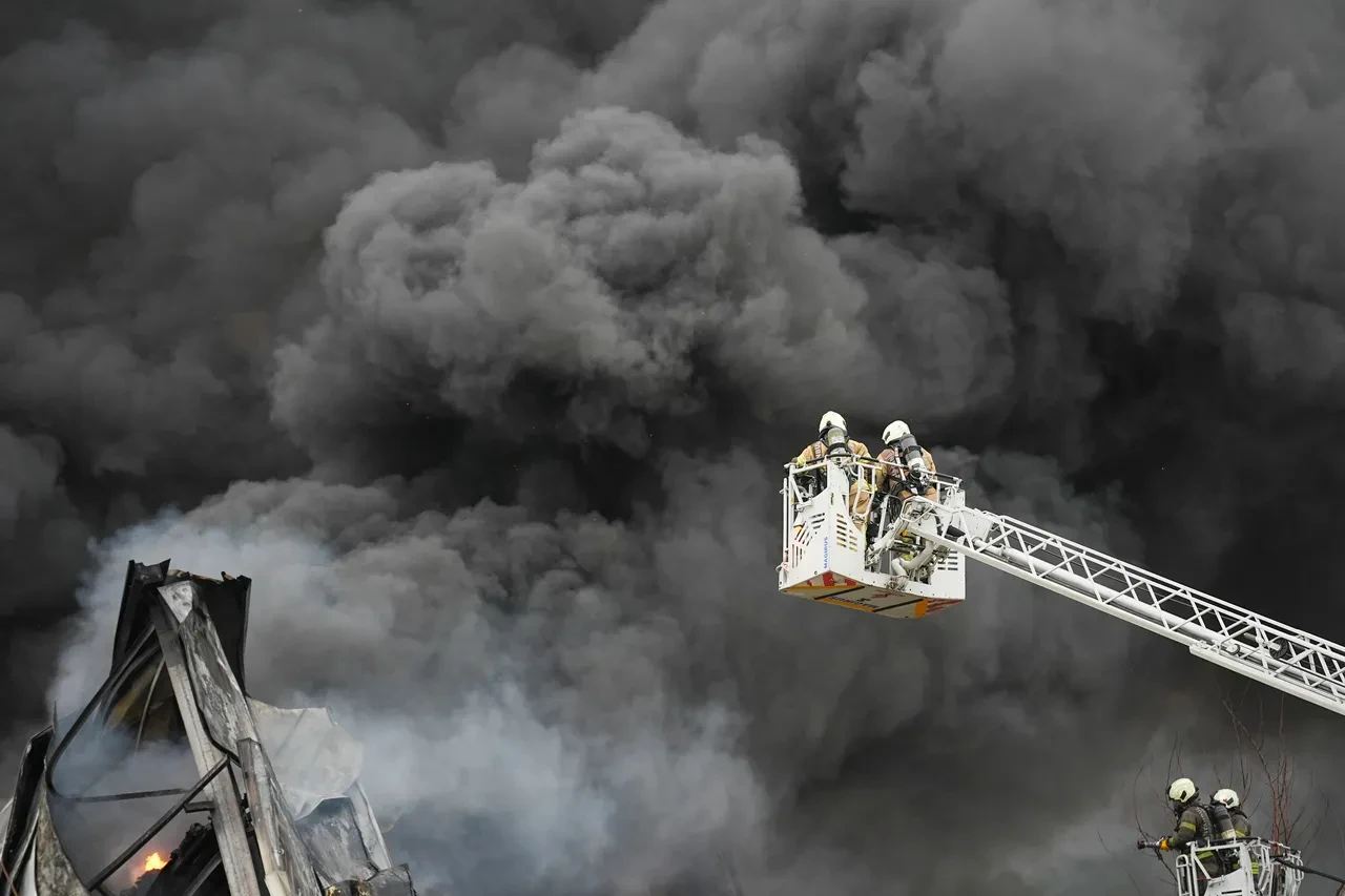 Ataşehir'de büyük yangın! Alevler tüm binayı sardı: Bir otel tahliye edildi