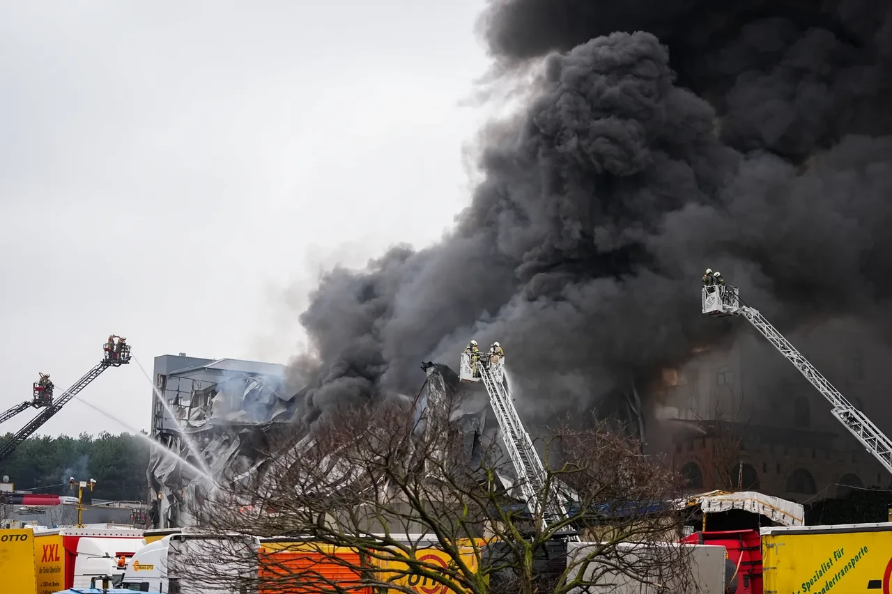 Ataşehir'de büyük yangın! Alevler tüm binayı sardı: Bir otel tahliye edildi