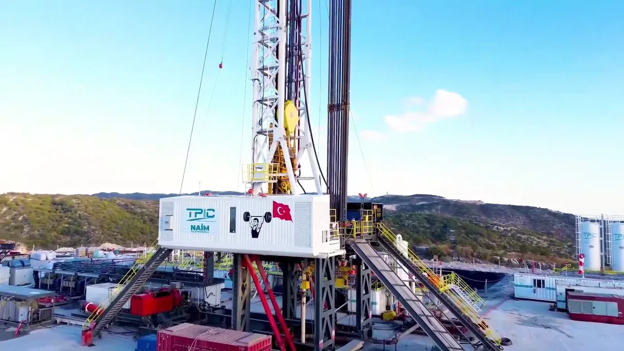 Bakan Bayraktar'dan enerji açıklaması: Doğal gaz ve elektriğin yarısı devletten