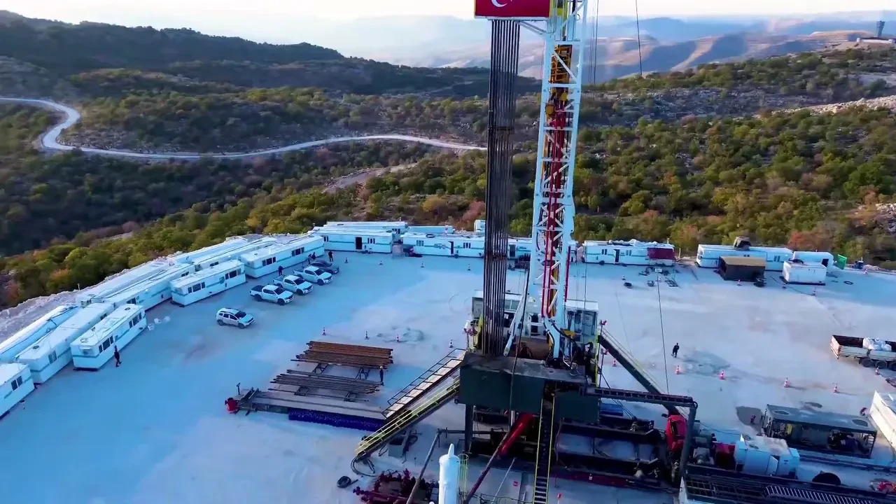 Bakan Bayraktar'dan enerji açıklaması: Doğal gaz ve elektriğin yarısı devletten