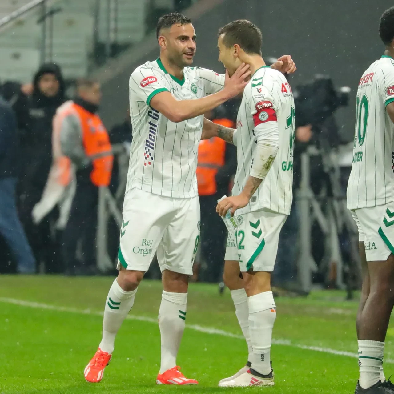 Beşiktaş Konyaspor'u mağlup etti: Yeni transfer Kristjan Asllani kırmızı kart gördü!