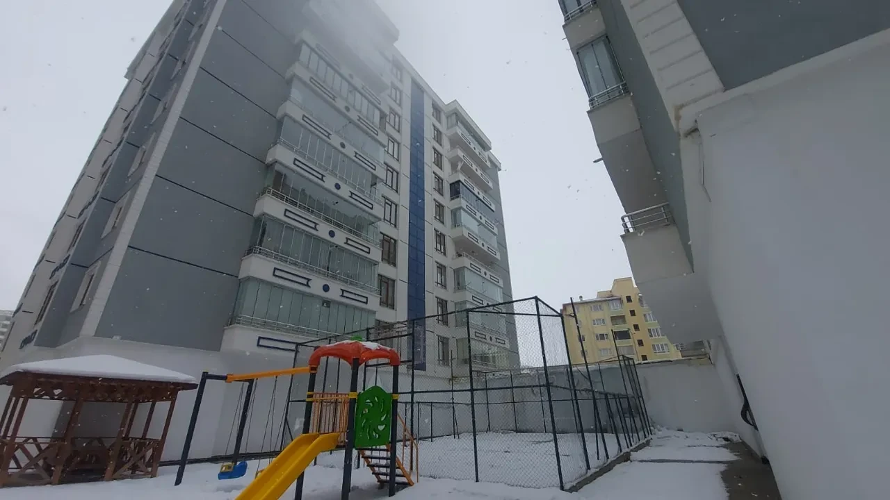 Cam silerken dengesini kaybetti! Üçüncü kattan düşen öğretmen kurtarılamadı