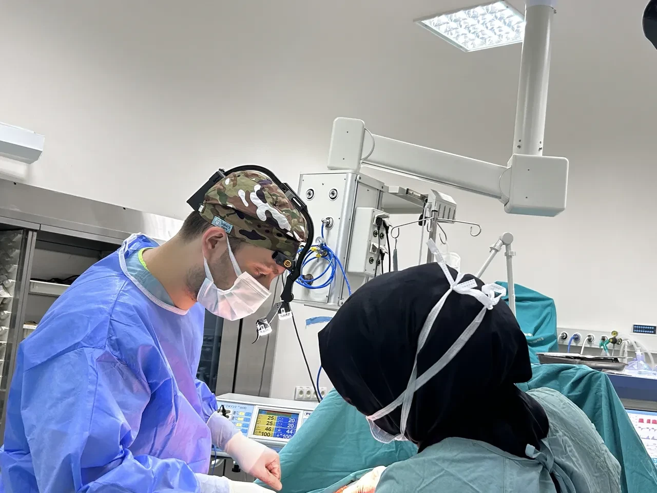 Çocukken delinen kulağı kabusu oldu! Genç kadın yıllar sonra ödüllü teknikle sağlığına kavuşabildi