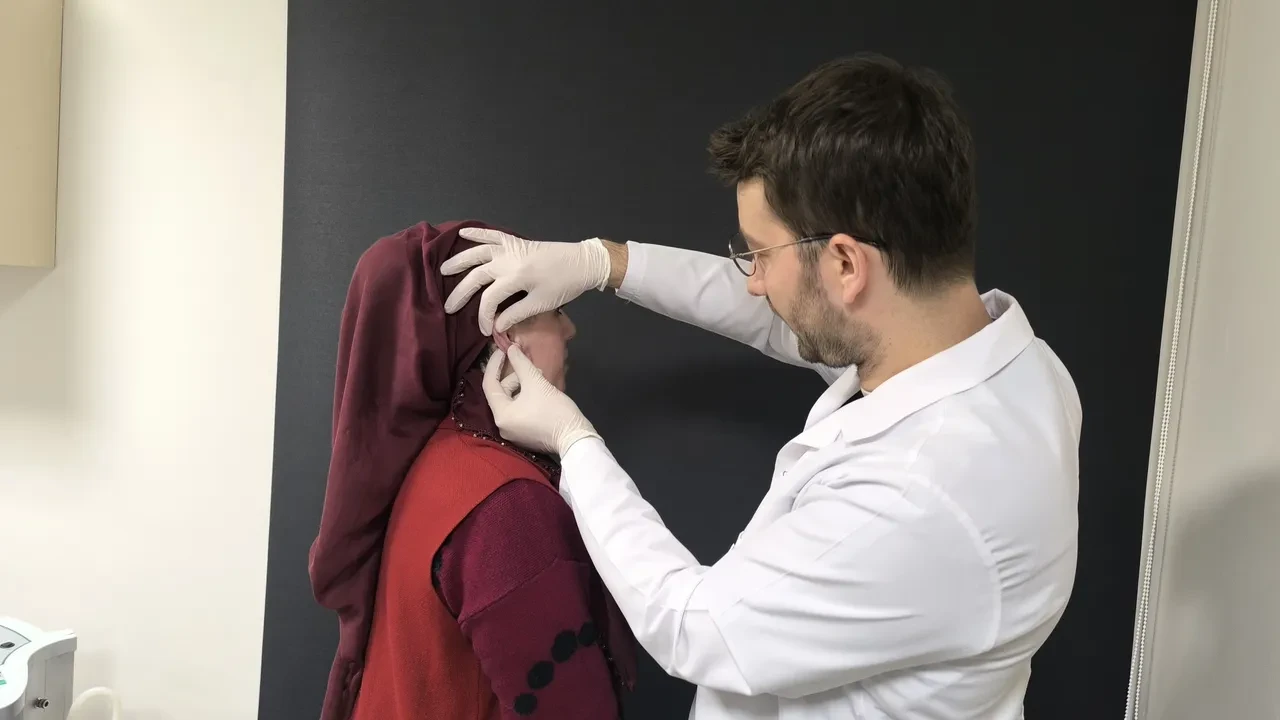 Çocukken delinen kulağı kabusu oldu! Genç kadın yıllar sonra ödüllü teknikle sağlığına kavuşabildi