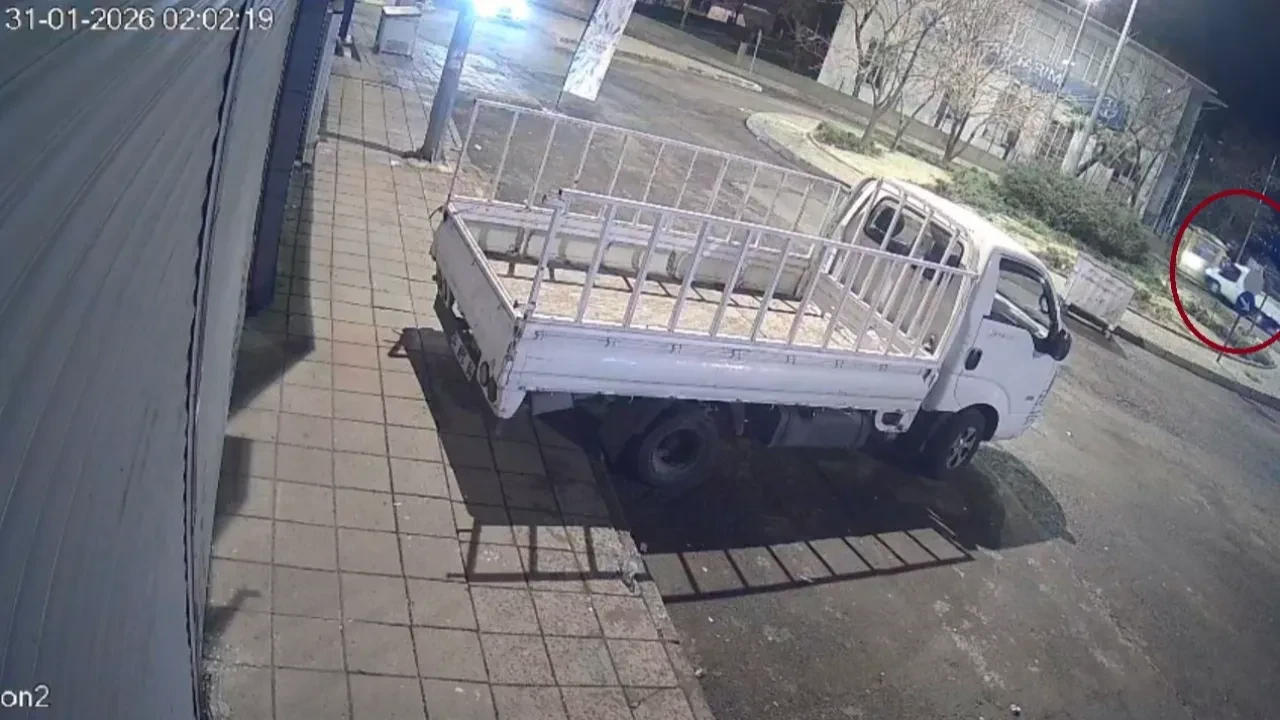 Çorlu'da kamyonet taksi durağına daldı, paramparça oldu!