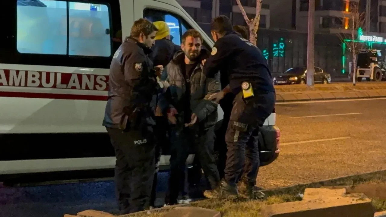 Dostluğunu zor günde gösterdi! Otomobilde sıkışan arkadaşının başından ayrılmadı