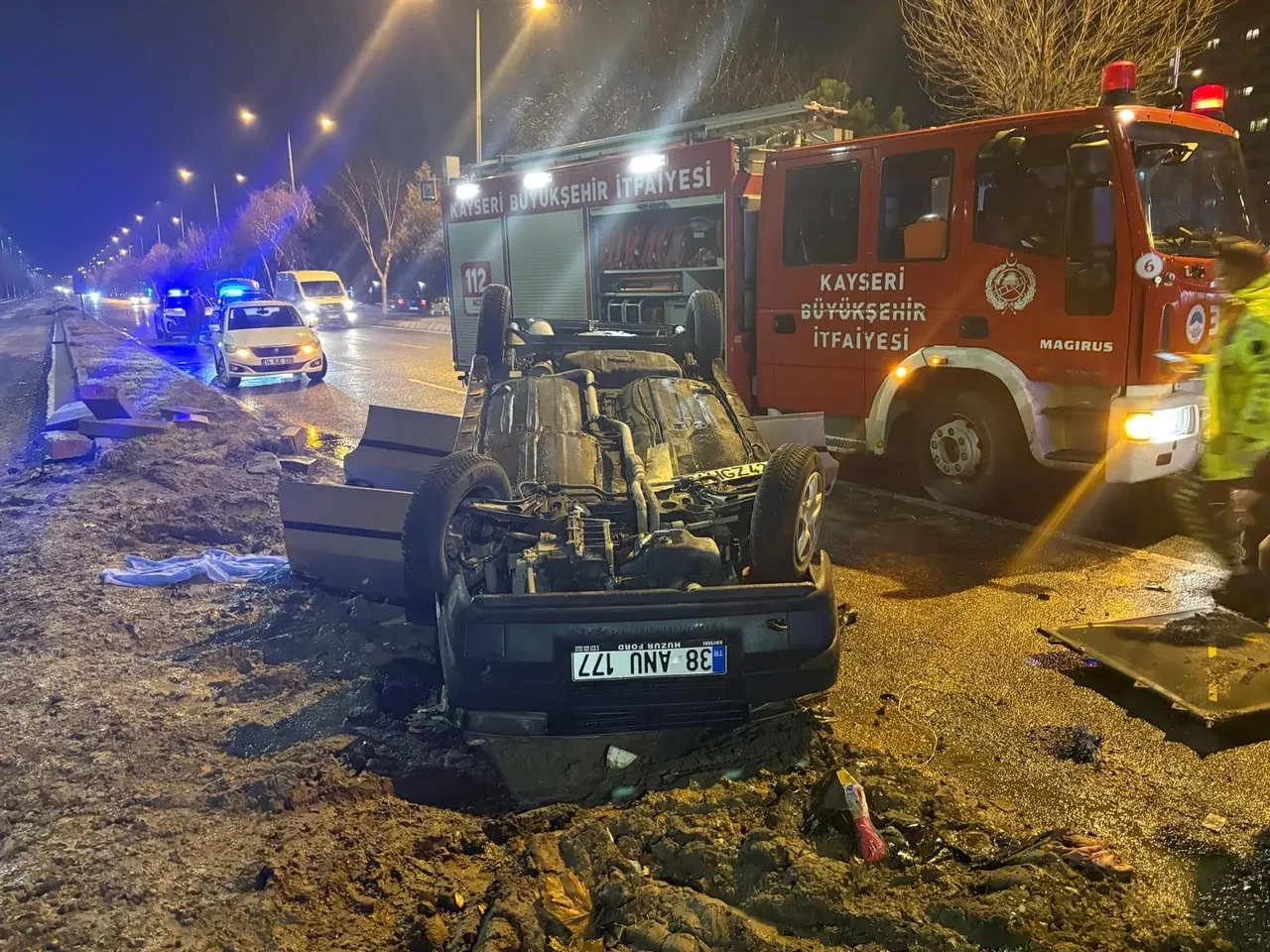 Dostluğunu zor günde gösterdi! Otomobilde sıkışan arkadaşının başından ayrılmadı