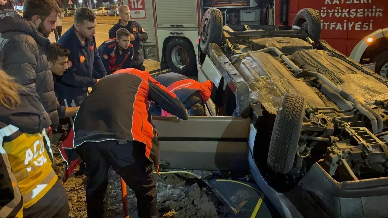 Dostluğunu zor günde gösterdi! Otomobilde sıkışan arkadaşının başından ayrılmadı