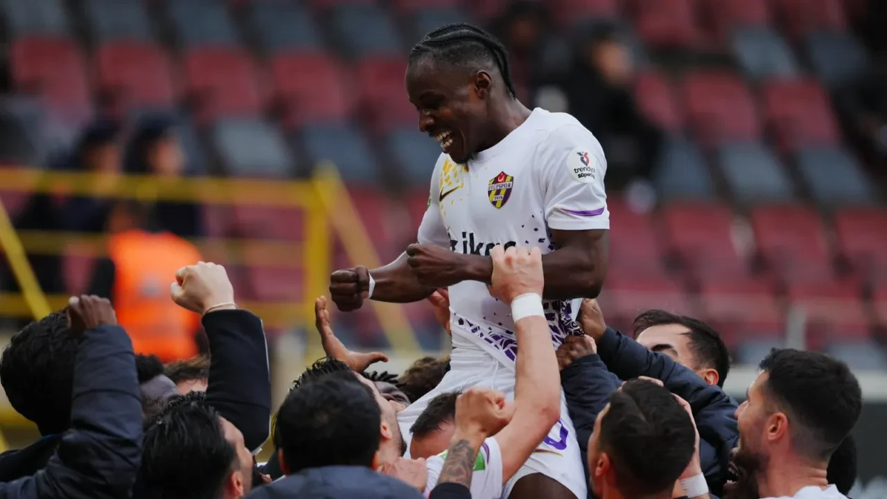 Eyüpspor'dan haftalar sonra Süper Lig galibiyeti: Son dakikalarda art arda goller!