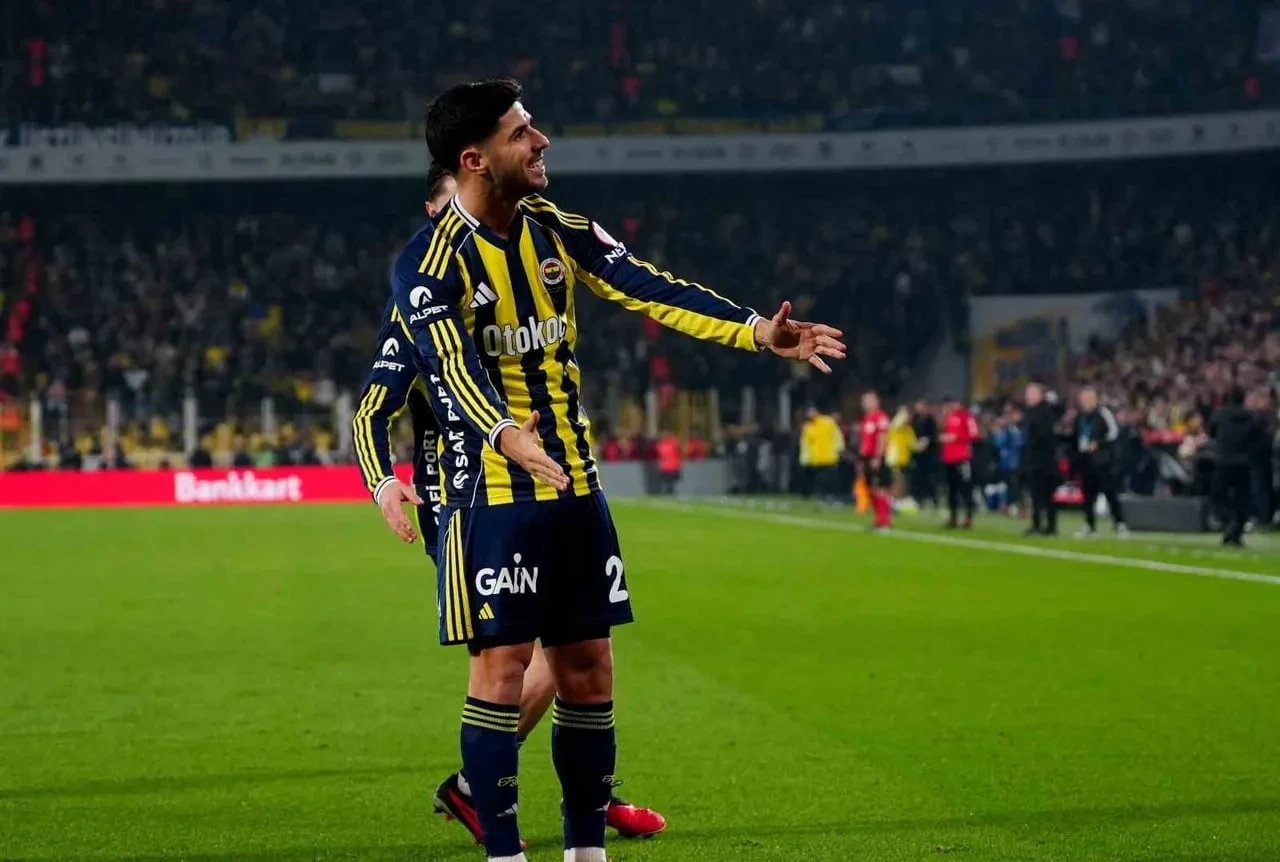 Fenerbahçe ve Beşiktaş'ın transfer hamleleri süreci değiştirdi: Galatasaray orta sahasında çarpıcı detay!