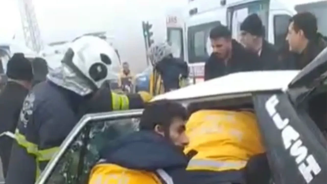 Gaziantep'te 2 aracın karıştığı trafik kazası: 1 ölü, 6 yaralı