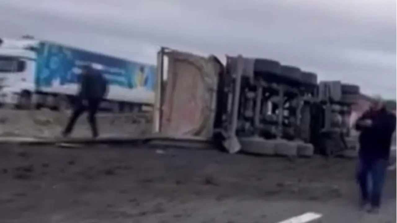 Hafriyat kamyonu devrildi! Ekipler bölgeye sevk edildi