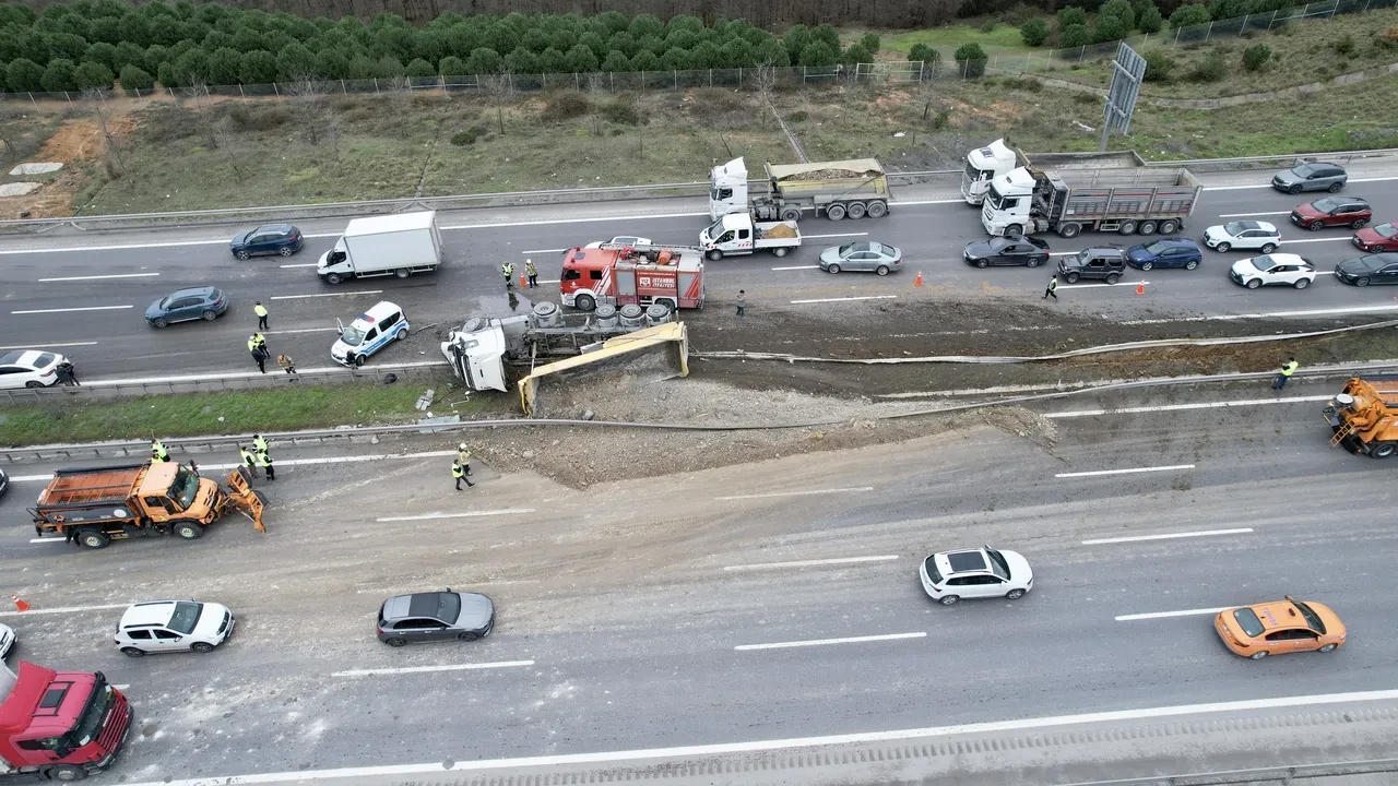 Hafriyat kamyonu devrildi! Ekipler bölgeye sevk edildi