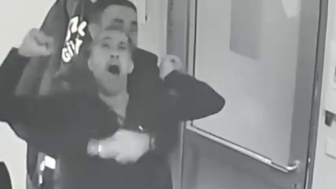 Heimlich manevrasıyla engelli çalışanın hayatını kurtardı! O anlar güvenlik kamerasına yansıdı