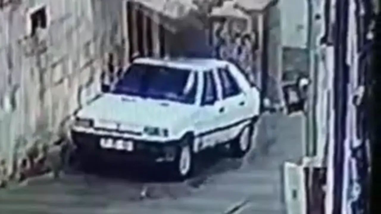 İstinat duvarı otomobilin üzerine devrildi! O anlar kameralara yansıdı