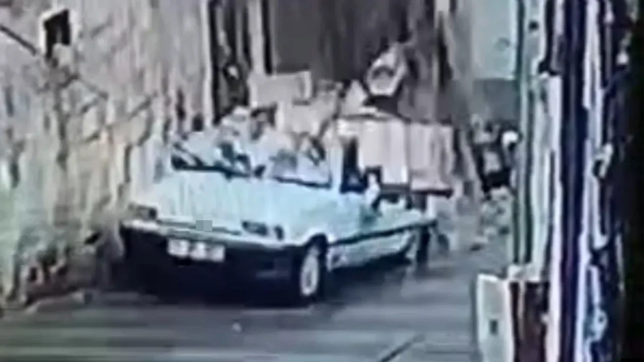 İstinat duvarı otomobilin üzerine devrildi! O anlar kameralara yansıdı