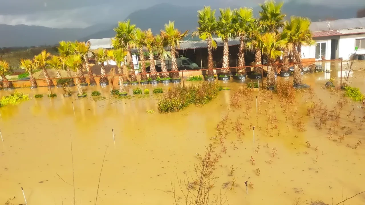 İzmir sağanağa teslim oldu! Cadde ve sokaklar göle döndü