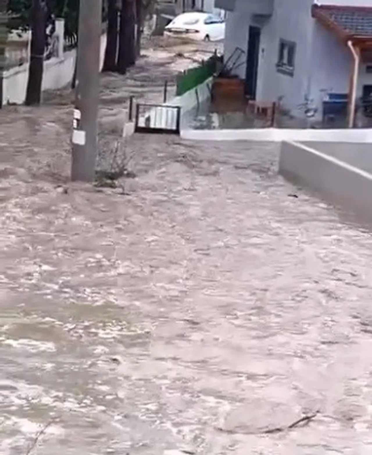 İzmir sağanağa teslim oldu! Cadde ve sokaklar göle döndü