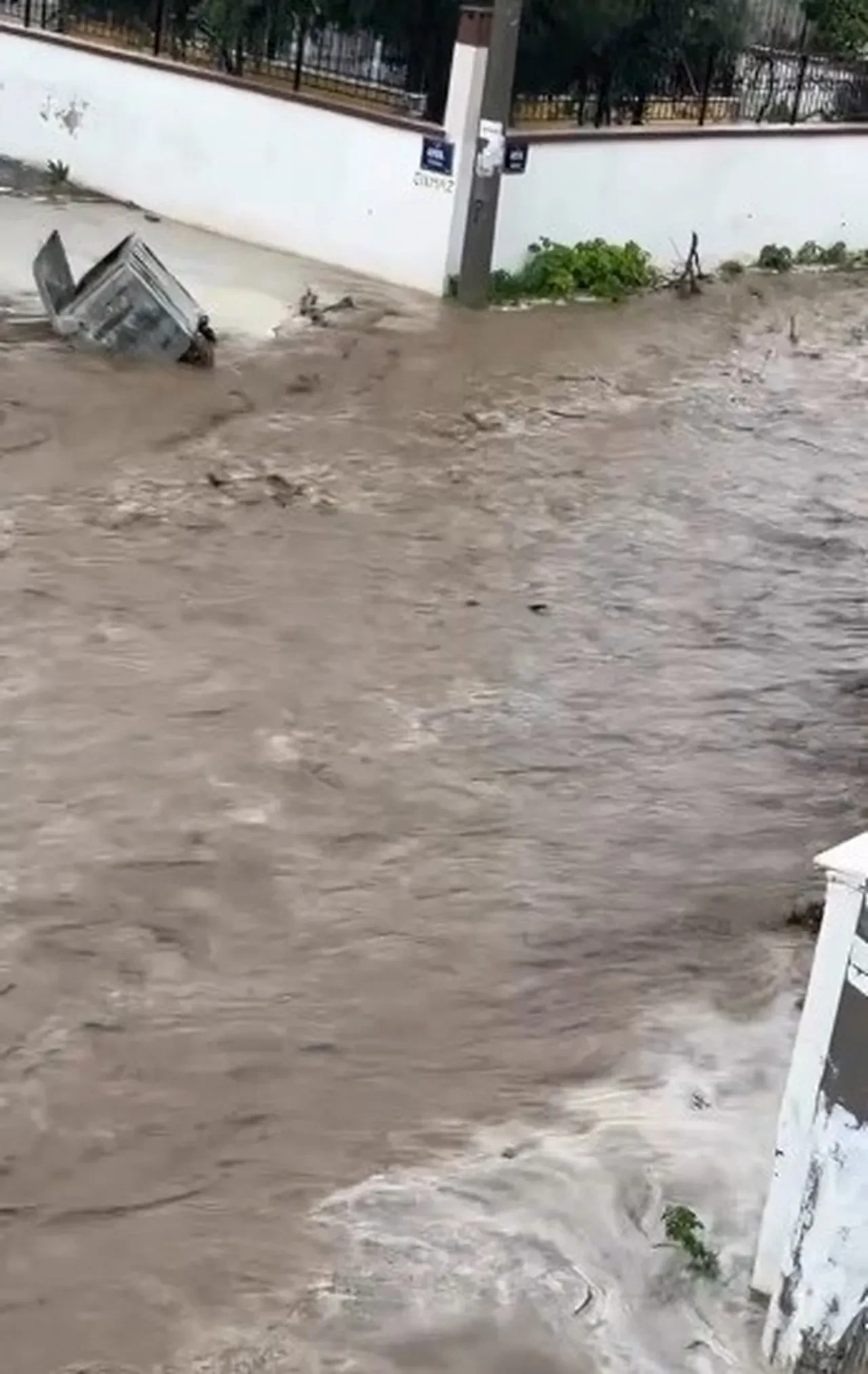İzmir sağanağa teslim oldu! Cadde ve sokaklar göle döndü